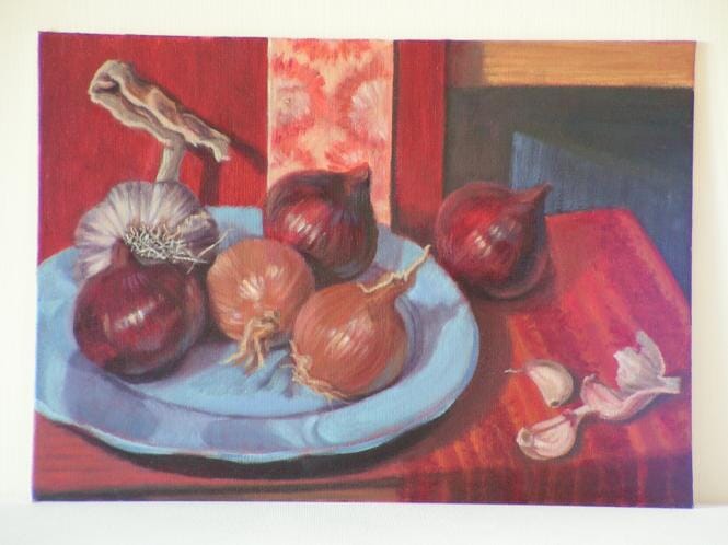 
Red onions blue plate